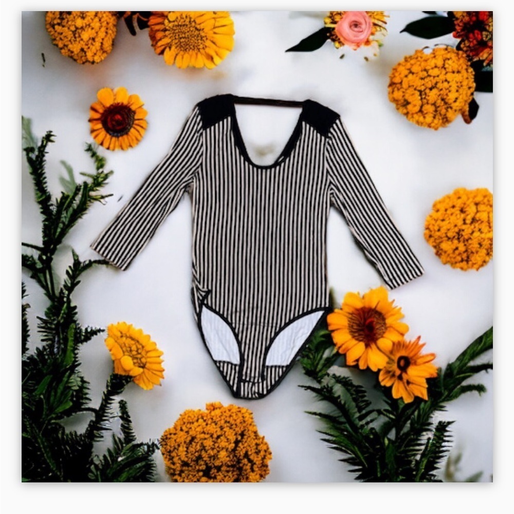 H&M Striped Contrast Black-White Bodysuit detail neckline -V Neckline EUC Sz 6🖤‌